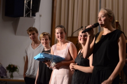 Der Abiturjahrgang des Schulorchesters verabschiedet sich von Herrn Hampel