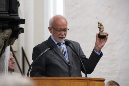 Prof. Dr. Dahms mit dem Preis vom Bund der Freunde