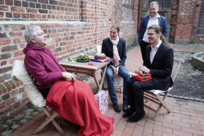 Gemütliche Teepause auf dem Klosterhof