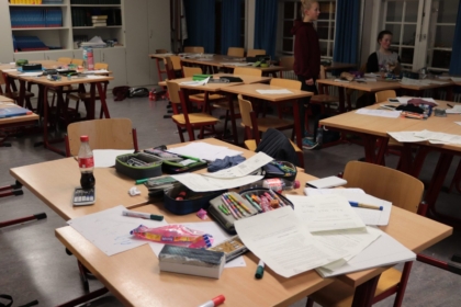 Die Tische der abwesenden Schüler