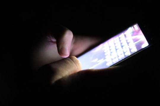 Einige spielen am Handy