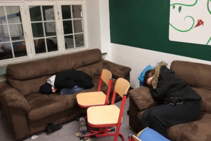 zwei Jungen schlafen im MuKo-Raum