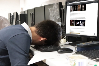 Junge schläft im Computerraum