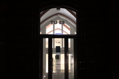 TU ES Logo bei Nacht