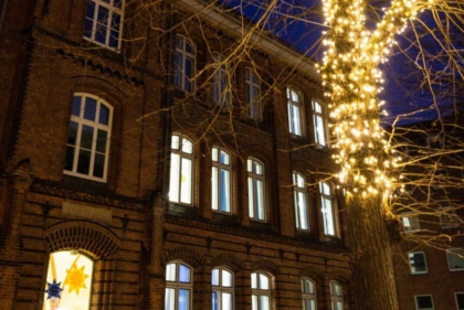 Lichterketten vor der Schule