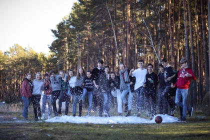 Schneereste auf einer Raststätte hinter der Neiße