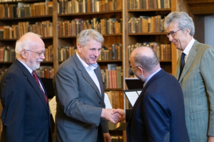 Übergabe des Begrüßungsgeschenkes der Fördervereine