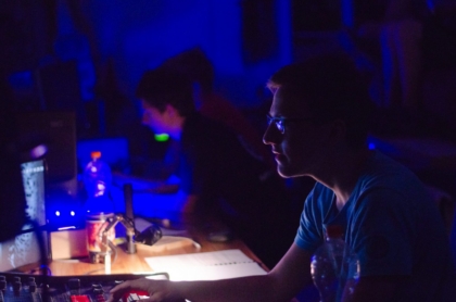 Bei der Arbeit – Knopflos 2019