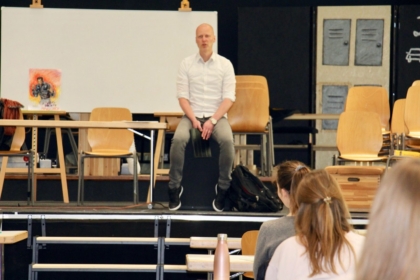 Herr Albert unterricht Musik in der Aula