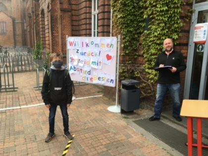 Max aus der 6a - der erste Schüler betritt nach der langen Schließung die Schule