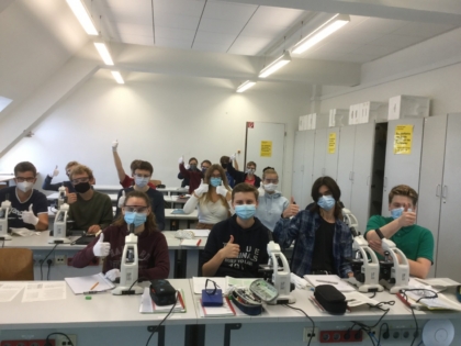 Klasse mit Mikroskopen