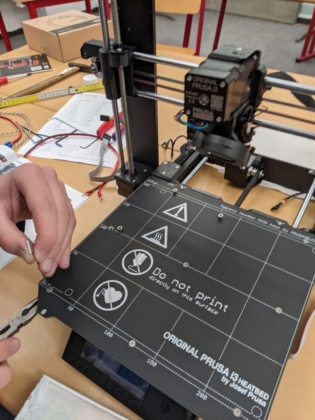 Festschrauben des Heizbettes