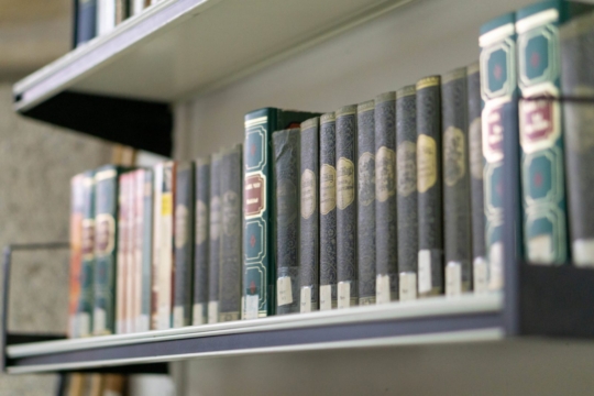 Teil der Bibliothek mit alten Büchern