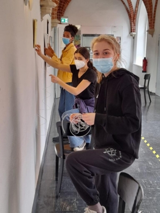 Aufhängen der Werke im Schulgebäude