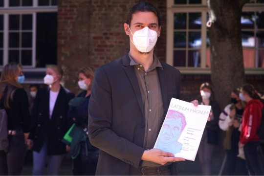 Herr Kafka überreichte die erworbenen Latina