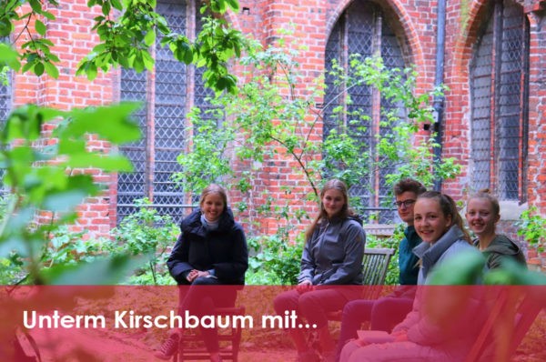 Unterm Kirschbaum … mit den Teilnehmern der Lübecker Debattiermeisterschaft