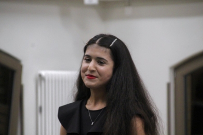 Ela trägt Faust vor