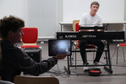 Herr Albert vibed zu Julians Performance