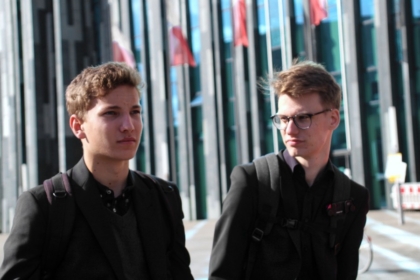 Symbolbild: Politiker und Assistent