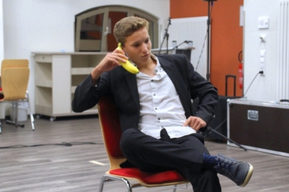 Aurelius telefoniert