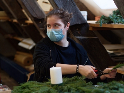 Produktion von Adventskränzen