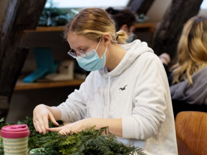 Produktion von Adventskränzen