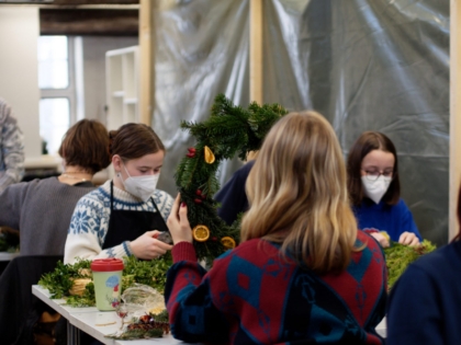 Produktion von Adventskränzen