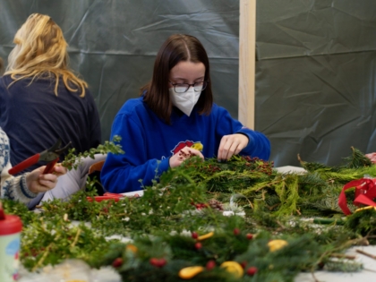Produktion von Adventskränzen