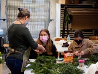 Produktion von Adventskränzen