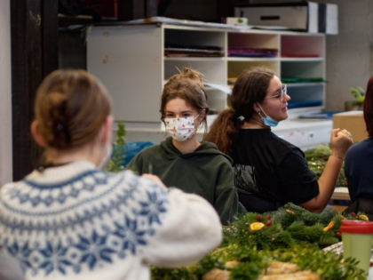 Produktion von Adventskränzen
