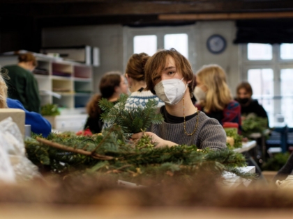 Produktion von Adventskränzen
