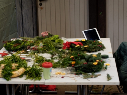 Produktion von Adventskränzen