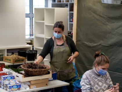 Produktion von Adventskränzen