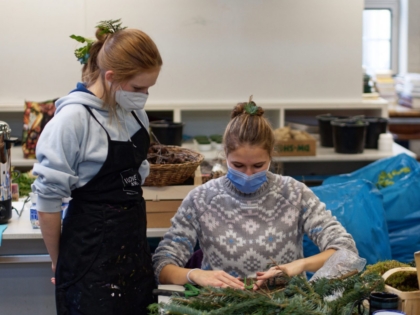 Produktion von Adventskränzen