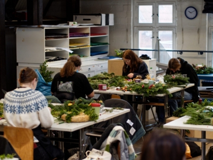 Produktion von Adventskränzen