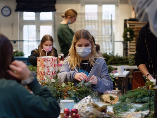 Produktion von Adventskränzen