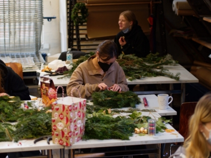 Produktion von Adventskränzen