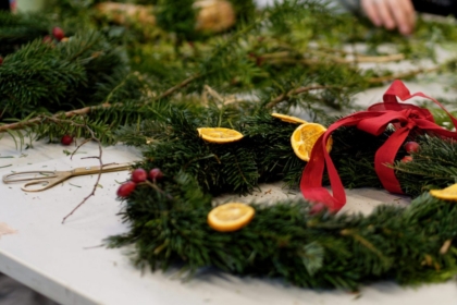 Produktion von Adventskränzen