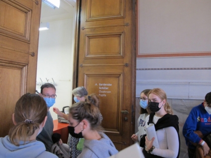 wiederkehrendes Ritual: Jackenabgabe