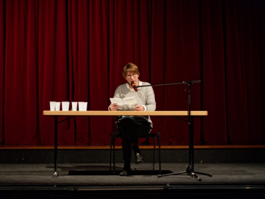 VorlesewetFrau Müschen liest zur Überbrückung der Wartezeit