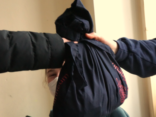 Der Gewinn wird überreicht