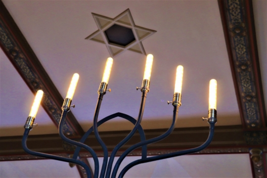 Davidstern und Kronleuchter