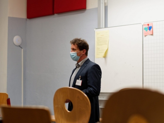 auch Herr Scheel führt durch's Gebäude