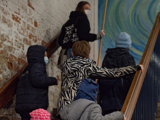 die 'Neuen' erobern interessiert das Gebäude