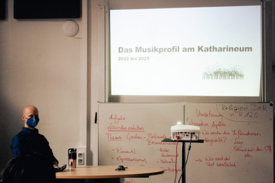 Herr Albert stellt das Musikprofil vor