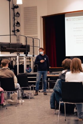 Herr Scheel stellt die Oberstufe vor