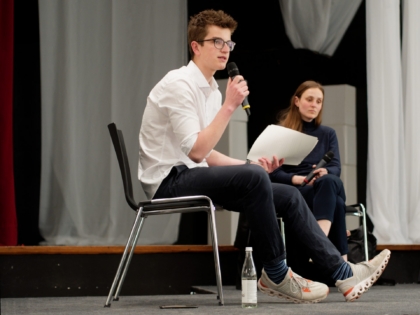 Hannes Ahrens moderiert die Podiumsdiskussion