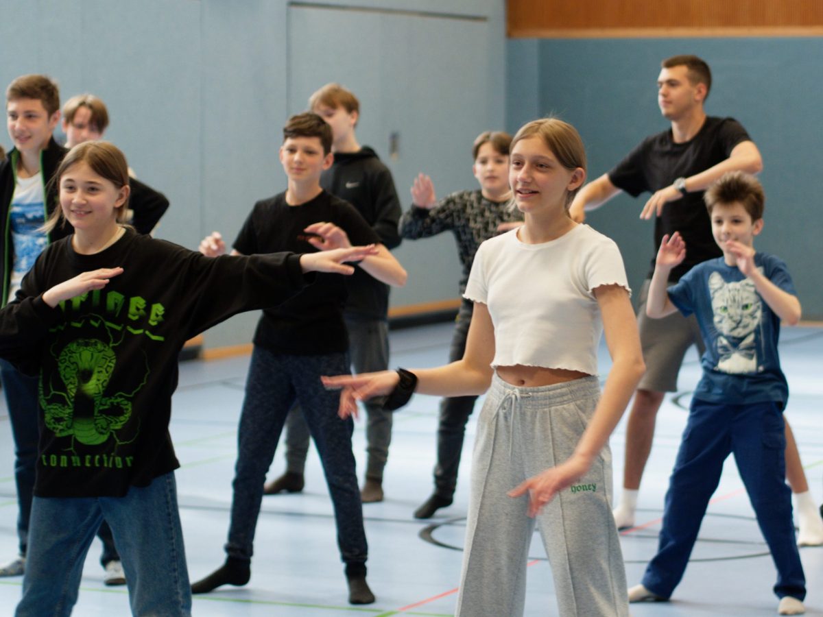 Tanzen mit der ukrainischen Schüler*innen