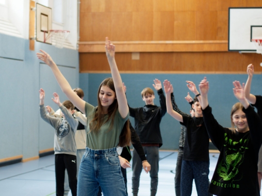 Tanzen mit den ukrainischen Schüler*innen