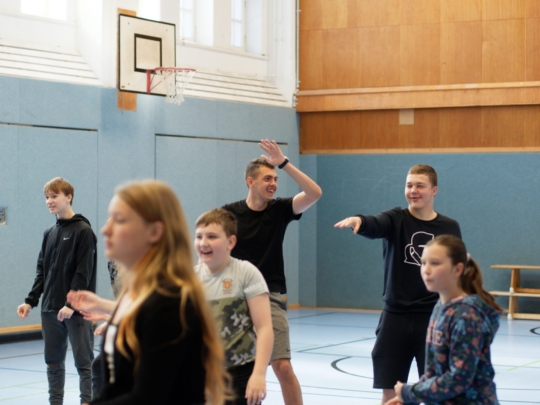 Tanzen mit den ukrainischen Schüler*innen